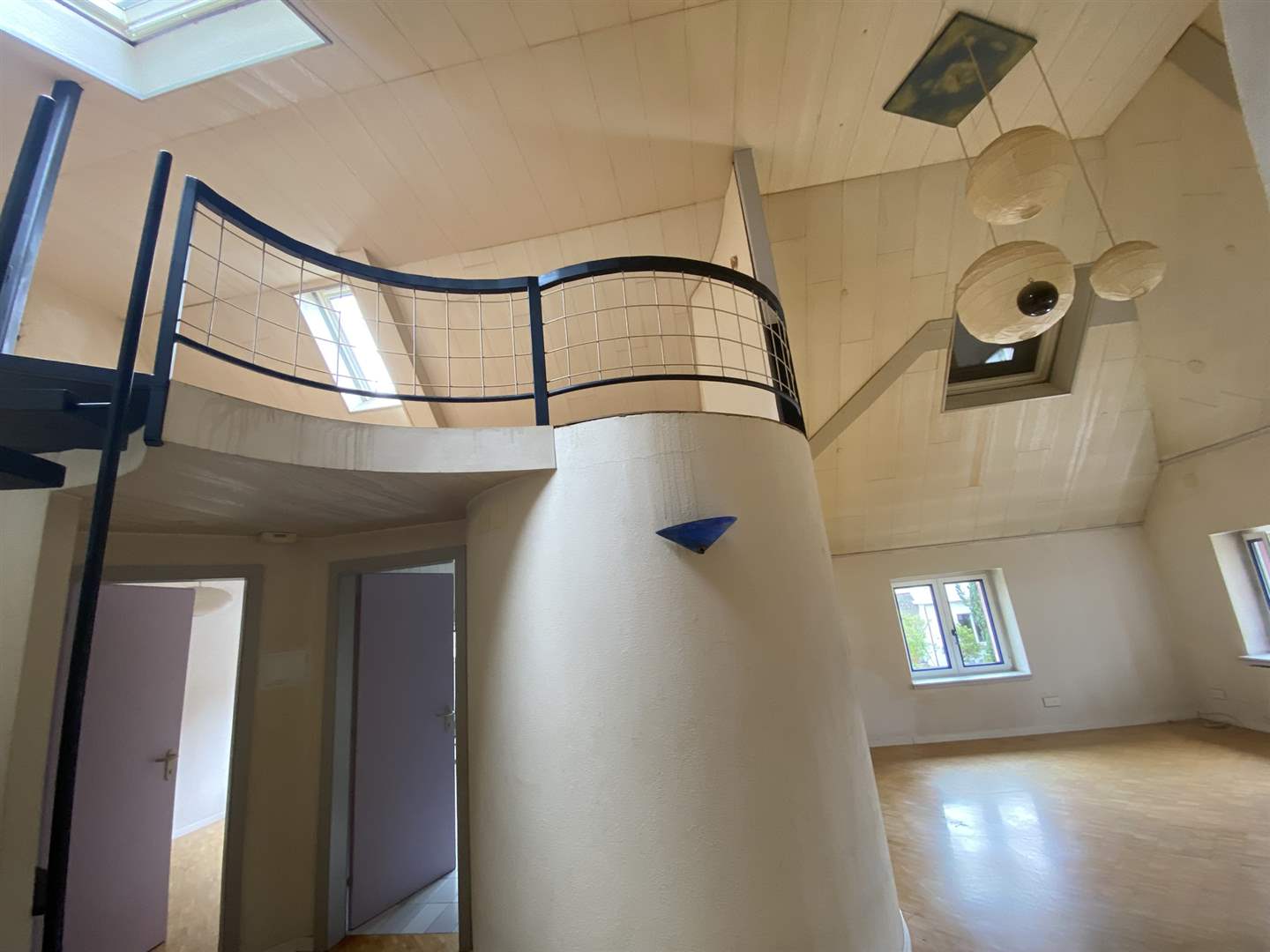 Galerischer Innenraum mit Treppe und Oberlichtern