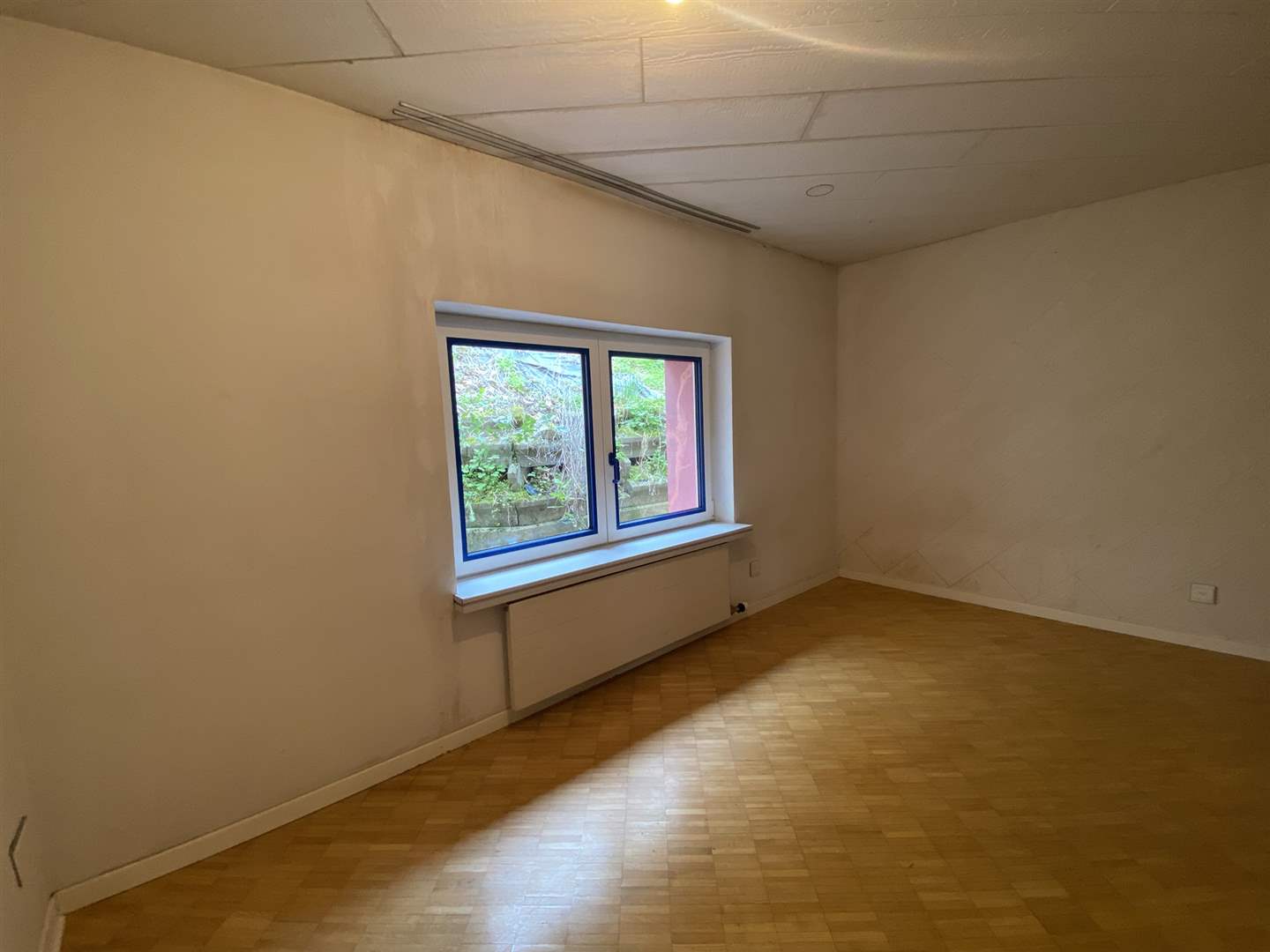 Leerer Innenraum mit Fenster