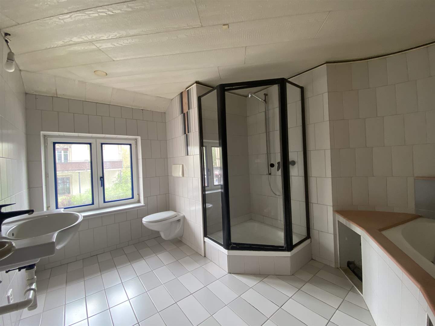 Badezimmer mit Dusche und Dachfenster