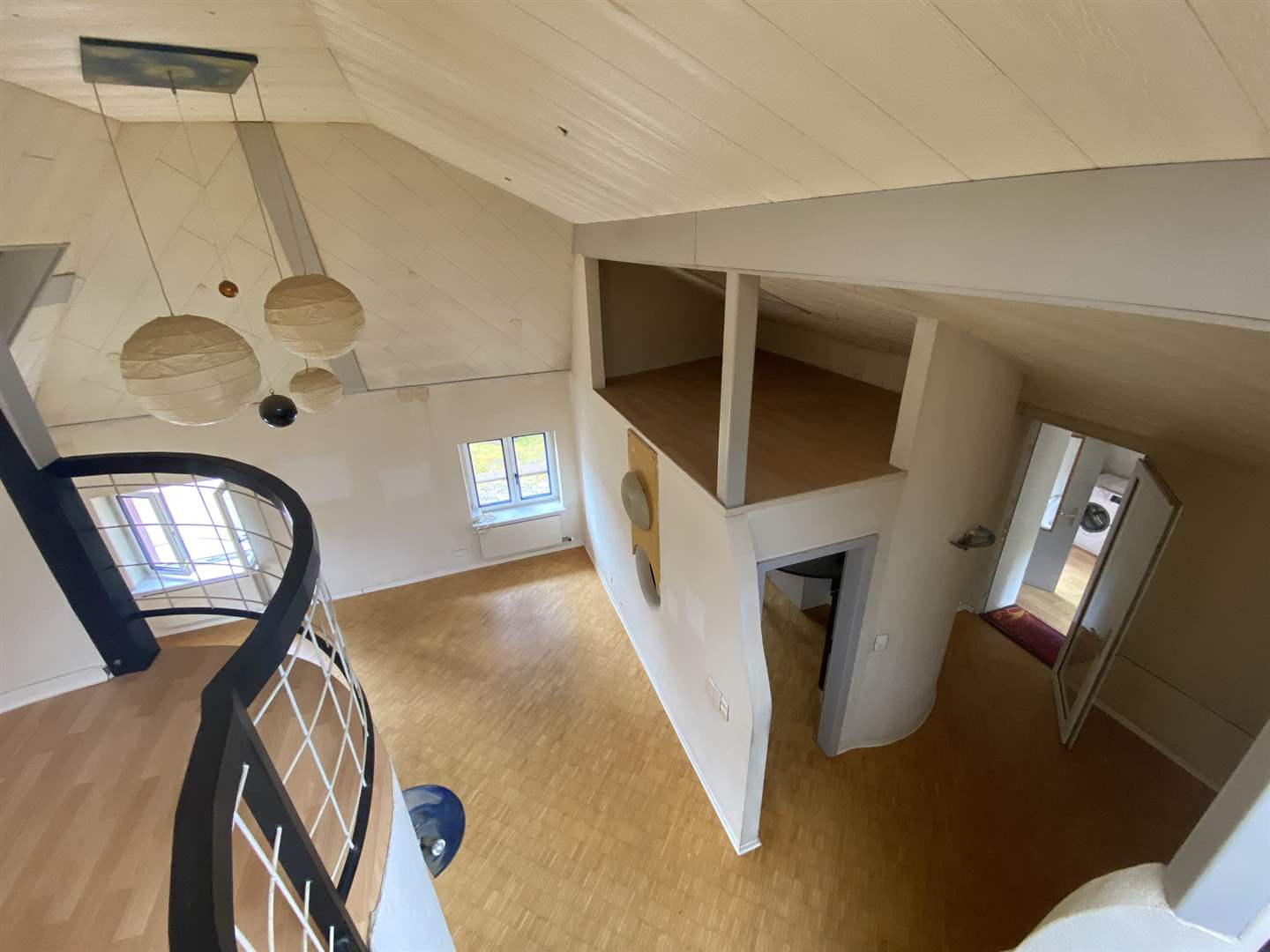 Galerie mit Treppe und Dachschrägen