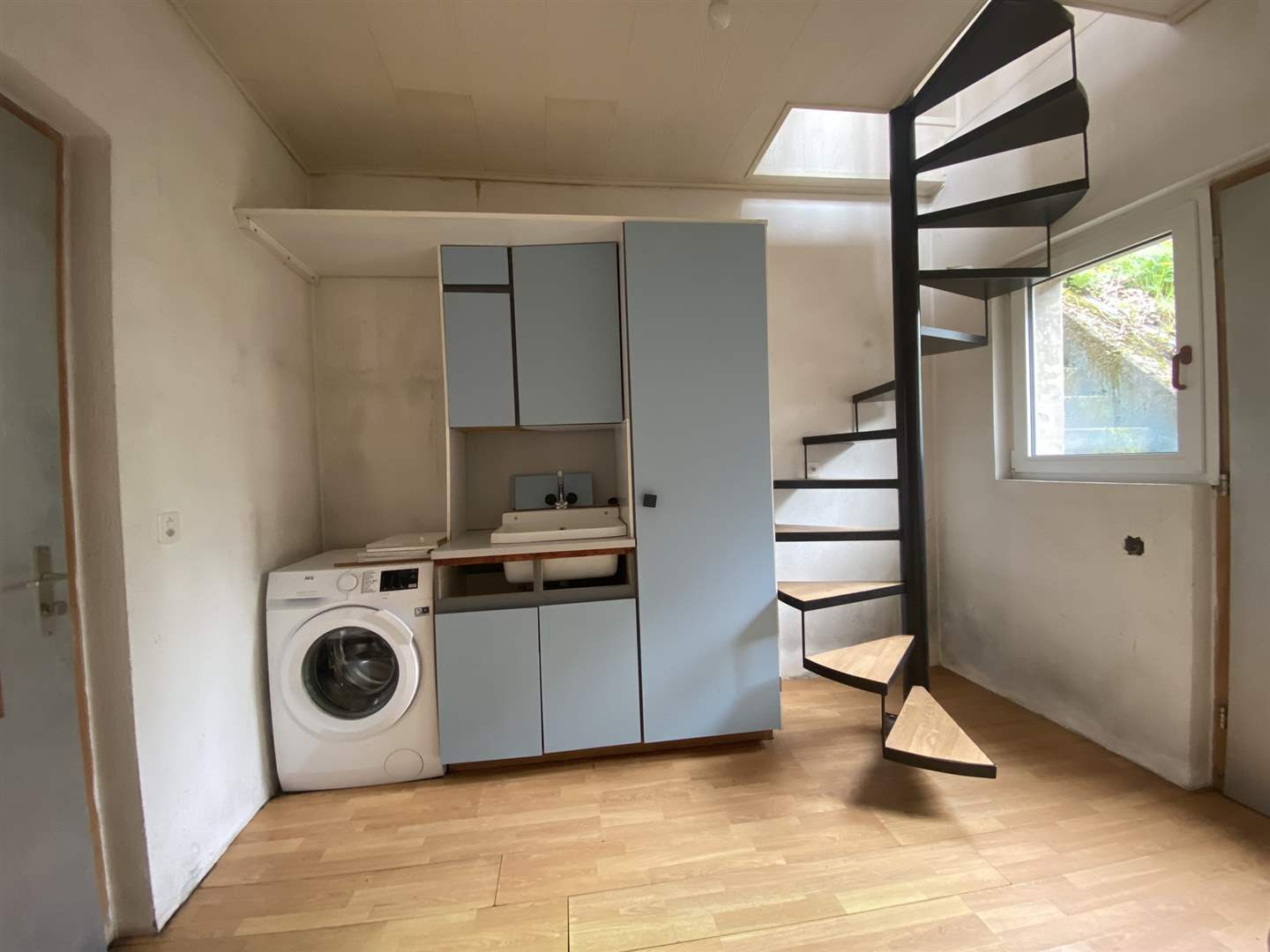Hauswirtschaftsraum mit Wendeltreppe
