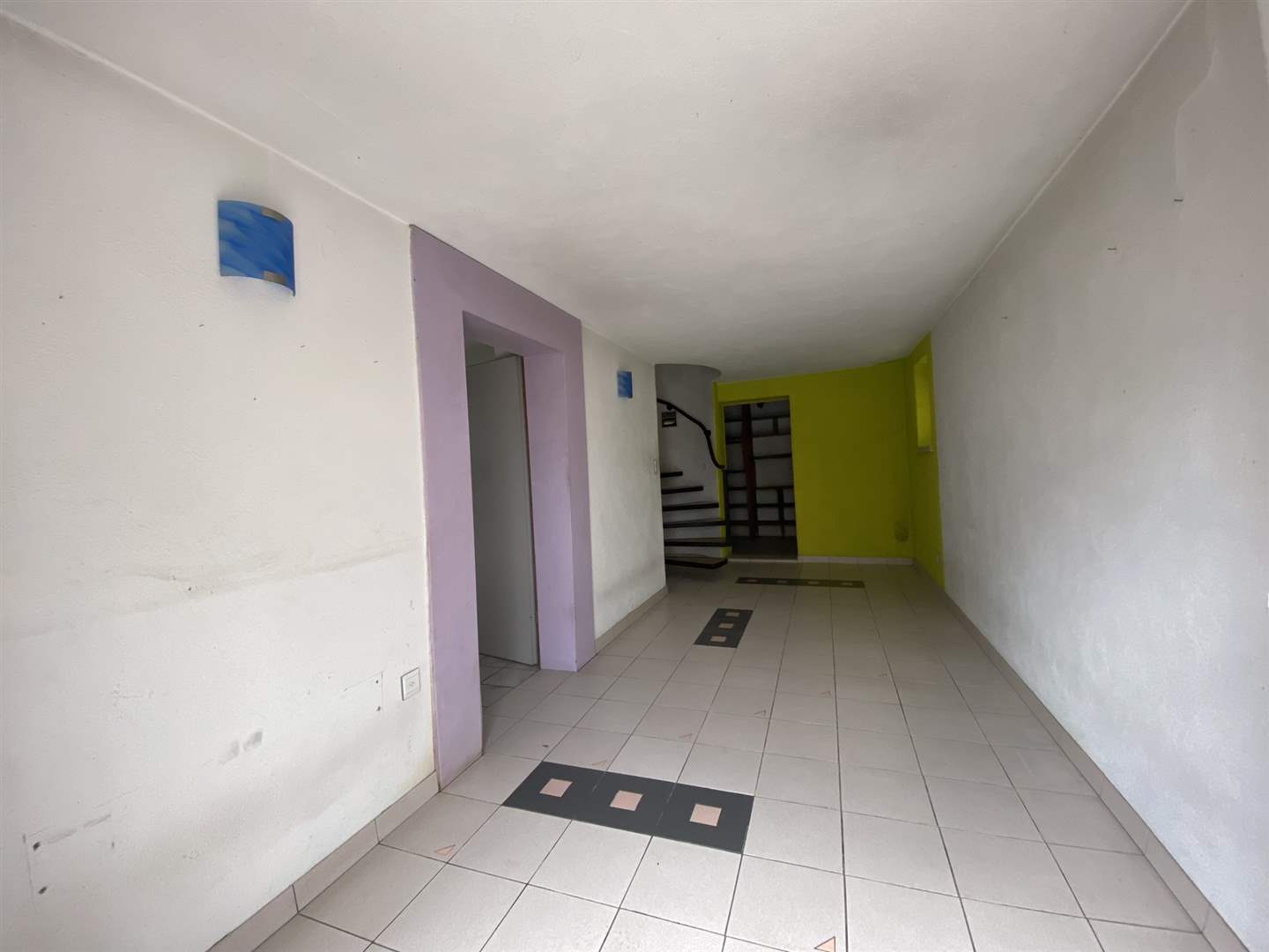 Flur mit Treppe und farbigen Wandakzenten