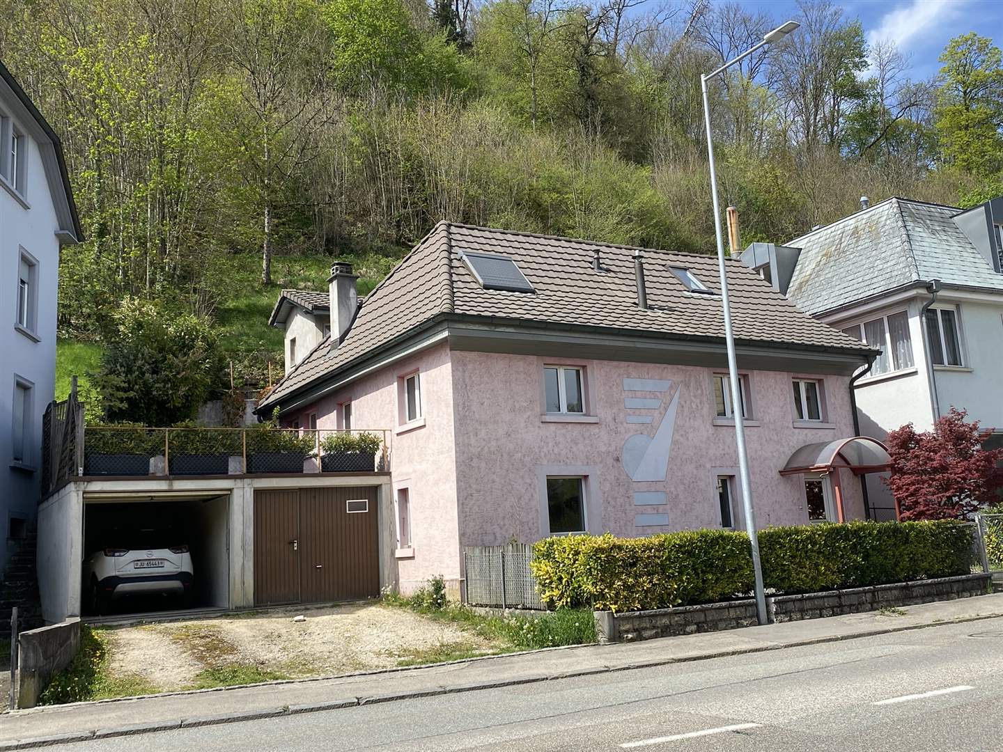 Wohnhaus an der Straße mit Hanglage