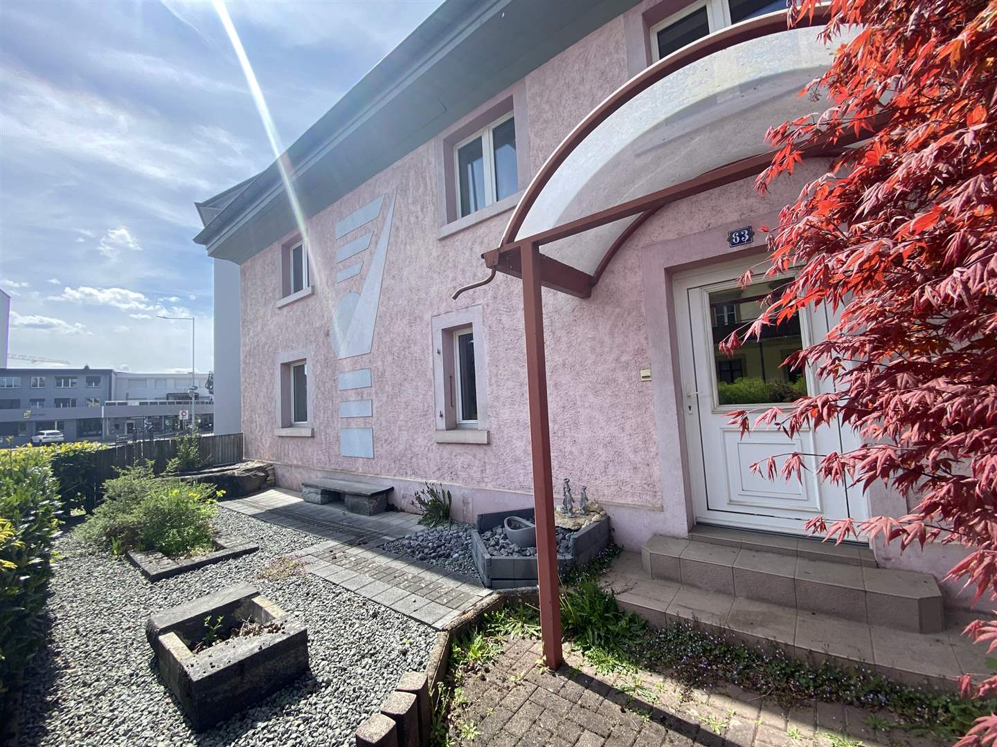 Hausansicht mit Vorgarten und Eingangsbereich