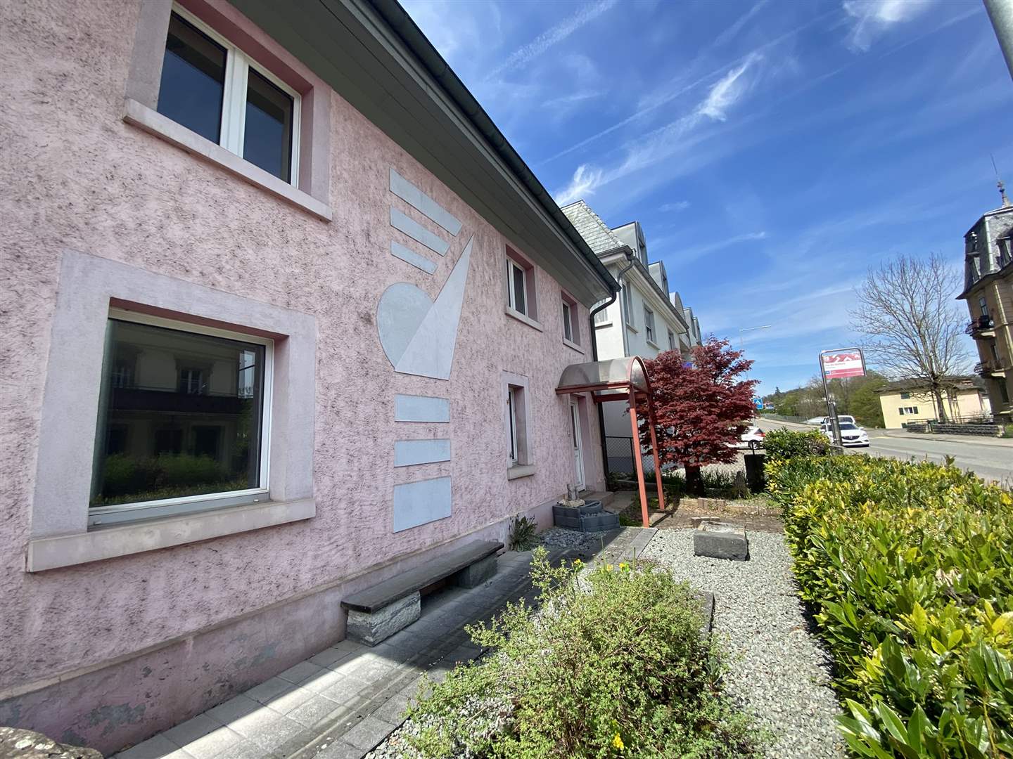 Außenansicht eines Hauses mit Vorgarten