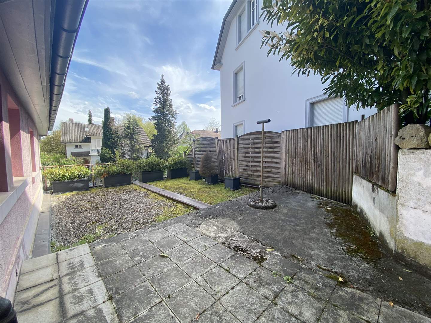 Garten- und Terrassenbereich zwischen Wohnhäusern