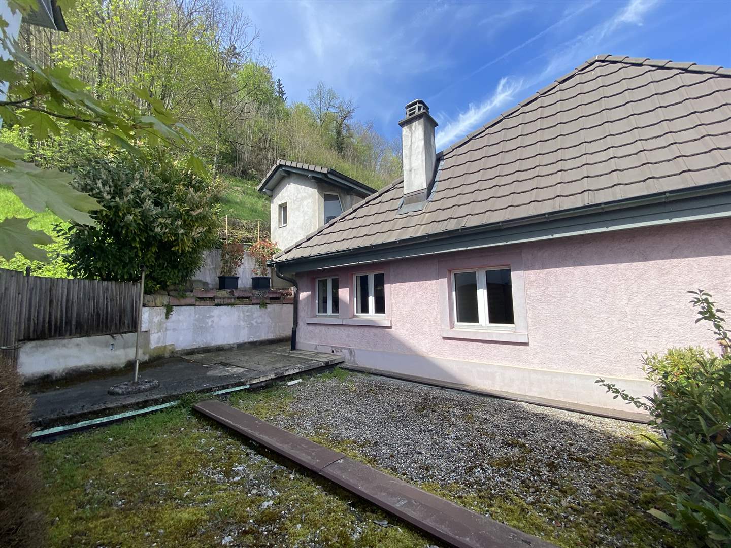 Außenansicht eines Hauses mit Gartenhang