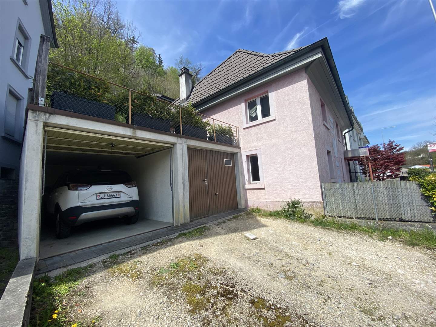 Wohnhaus mit Garage und Hof