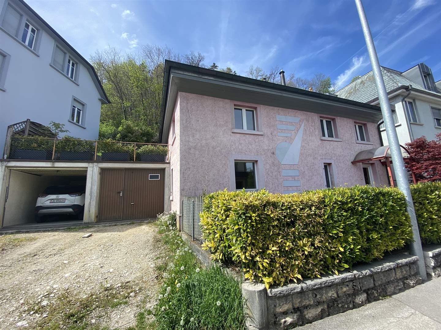 Wohnhaus mit Garage und Gartenfront