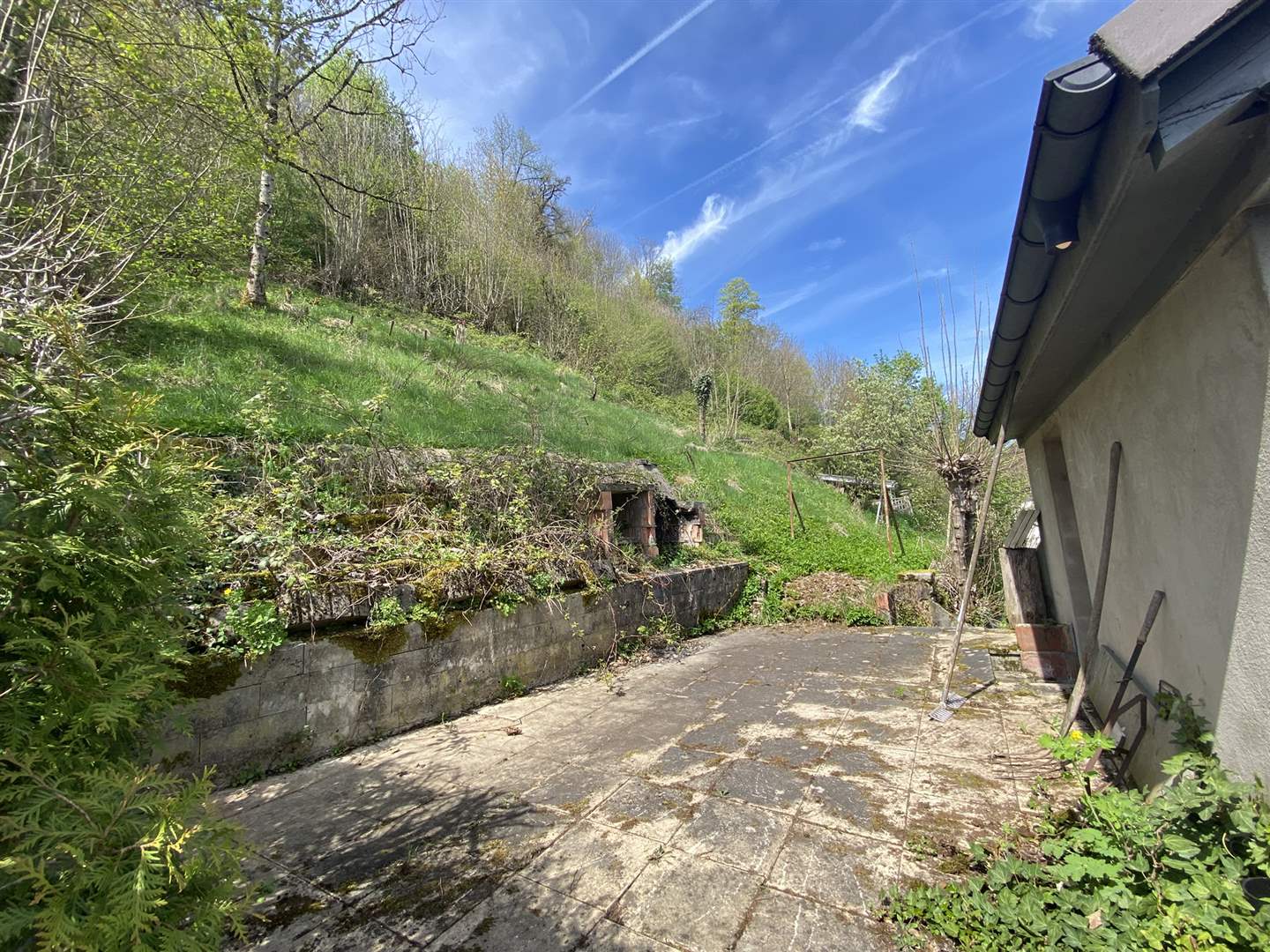 Außenbereich mit Hanggrundstück und Terrasse