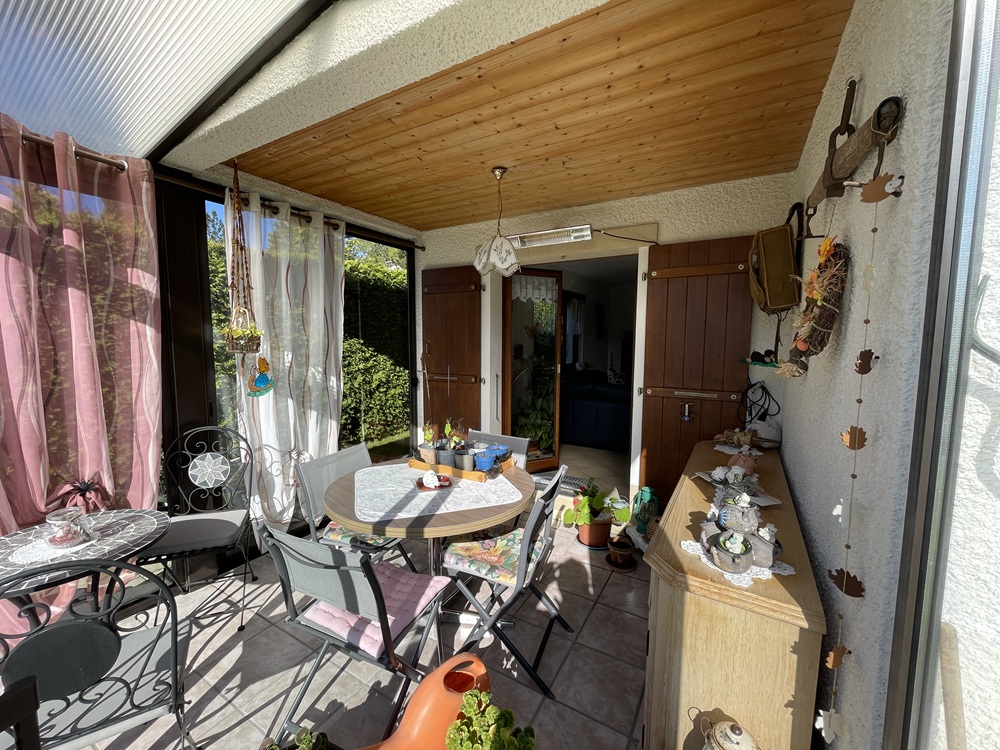 Überdachte Terrasse mit Sitzgruppe