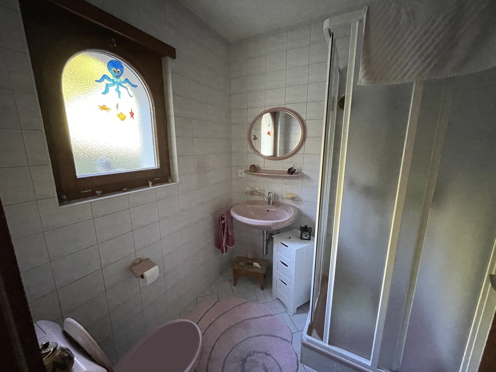 Kleines Badezimmer mit Fenster