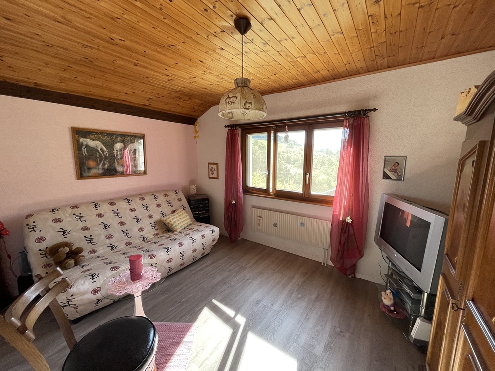 Gemütliches Wohn-/Schlafzimmer mit Holzdecke