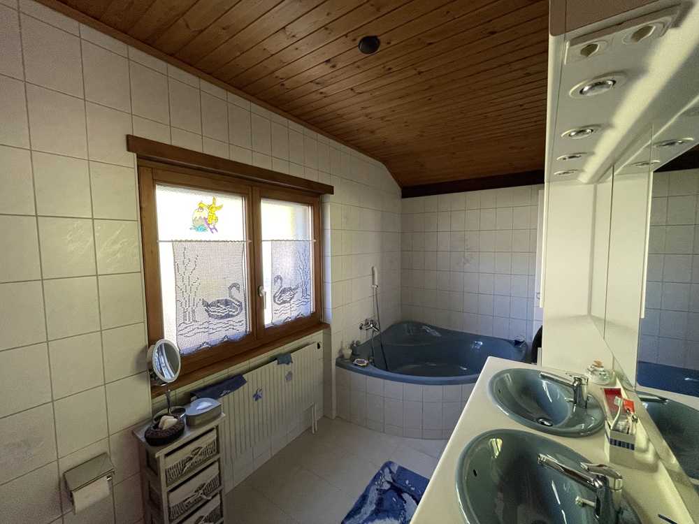 Badezimmer mit Holzdecke und Doppelwaschbecken