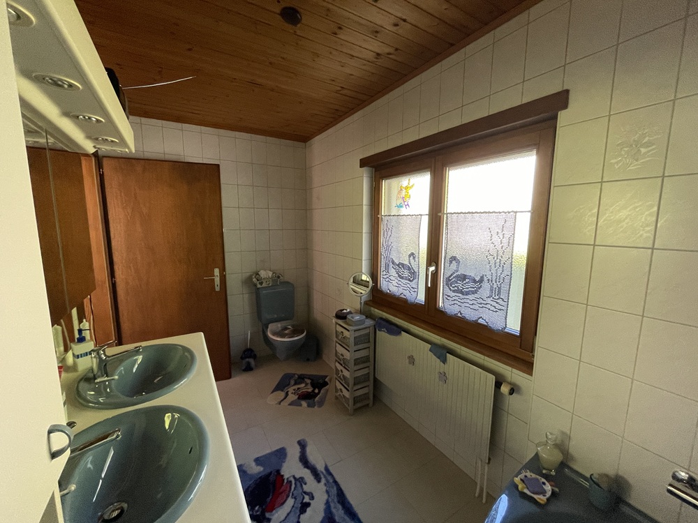 Badezimmer mit zwei Waschbecken und WC