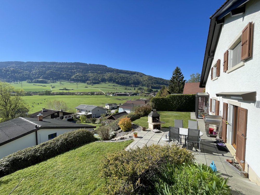 Haus mit Terrasse und Alpenblick