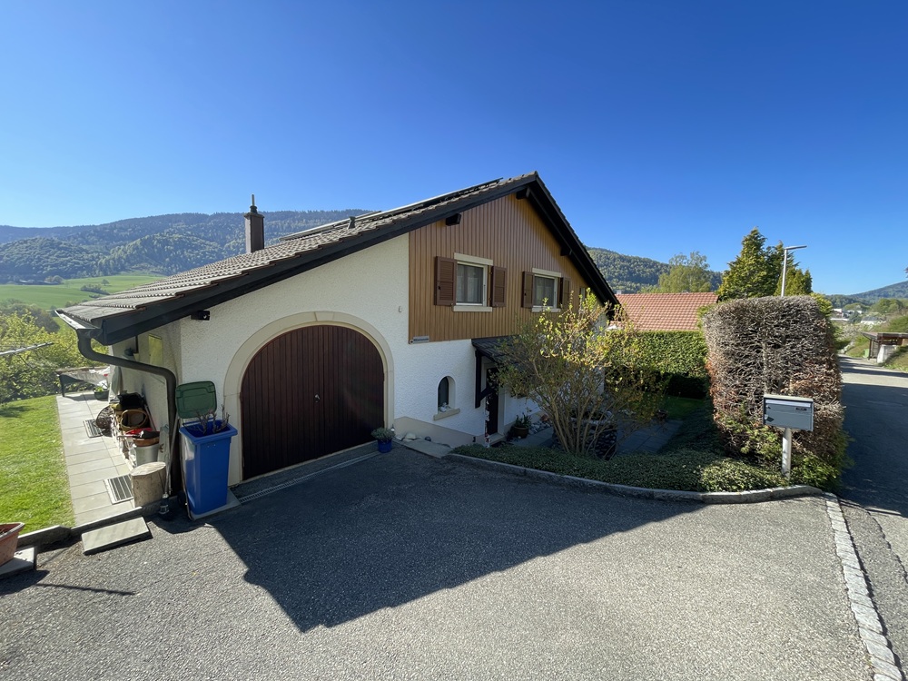 Einfamilienhaus mit Garage und Bergblick