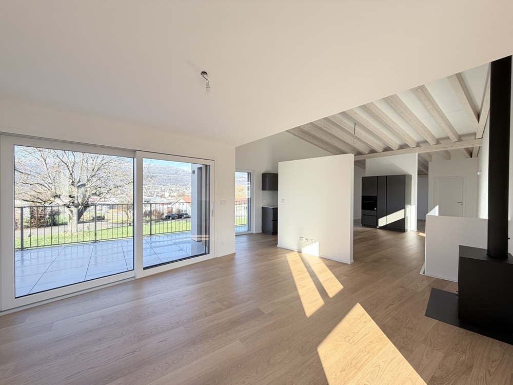 Heller Wohnbereich mit Terrasse und Blick ins Freie