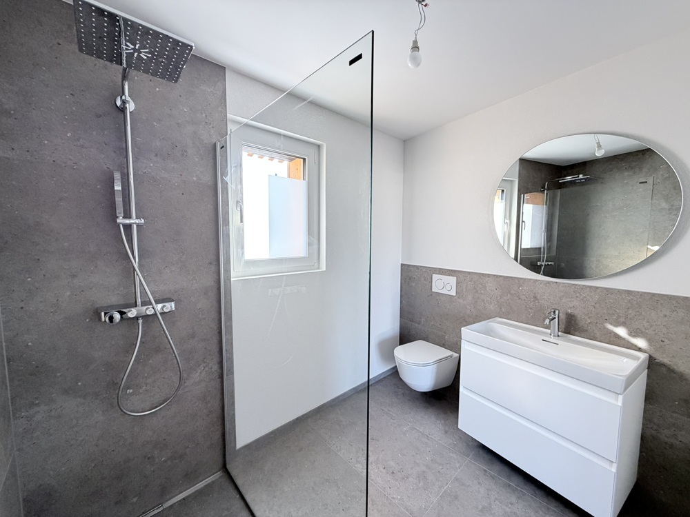 Modernes Badezimmer mit Walk-in-Dusche und Waschtisch