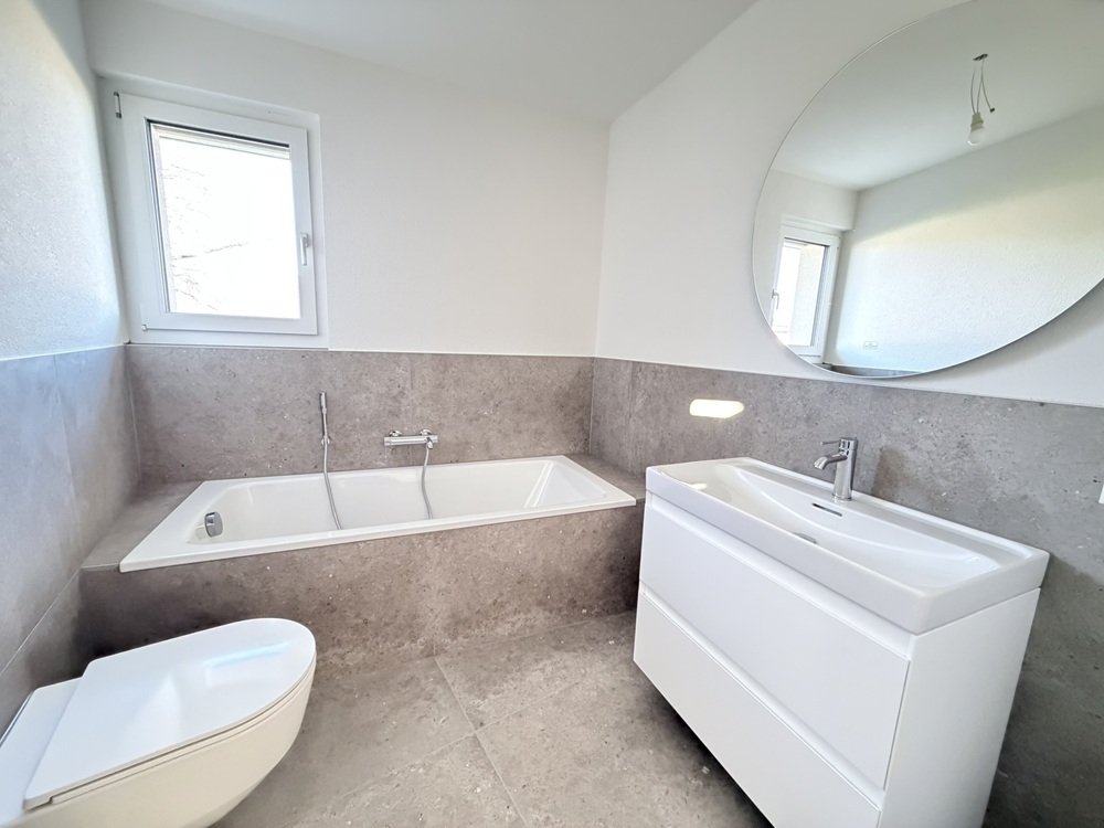 Modernes Badezimmer mit Badewanne und Waschtisch