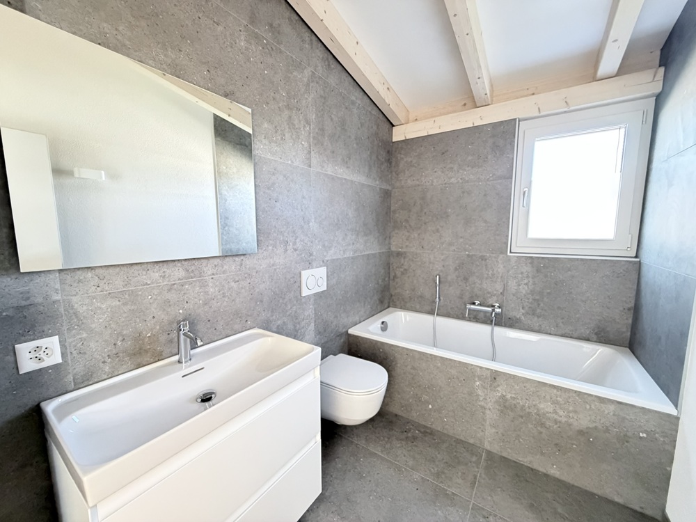 Modernes Badezimmer mit Badewanne und Waschtisch