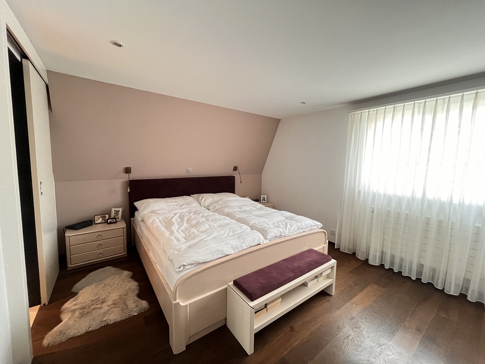 Schlafzimmer mit Doppelbett und Dachschräge