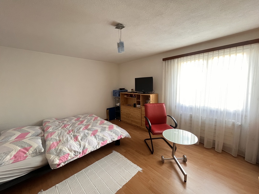 Helles Schlafzimmer mit schlichter Möblierung