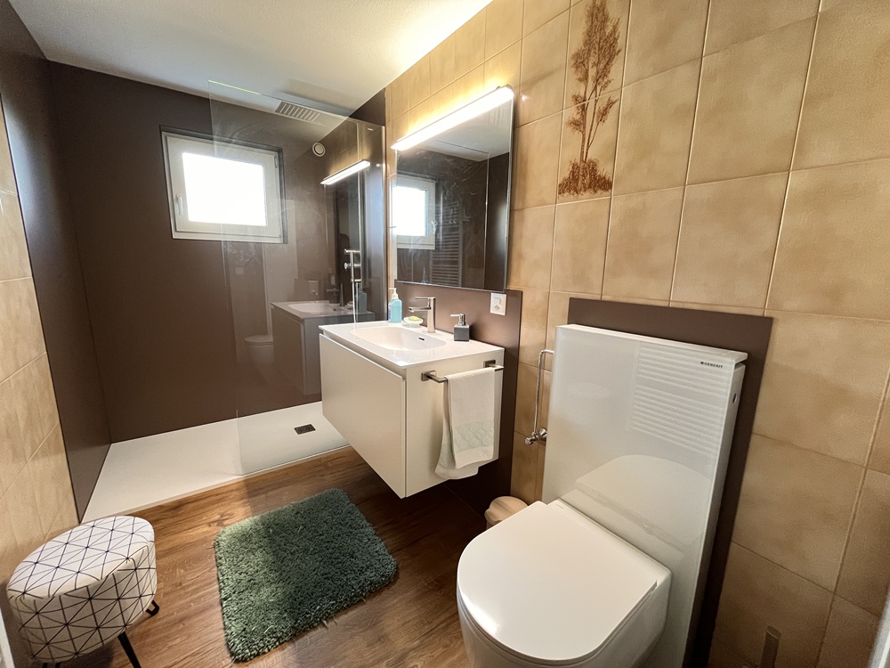Modernes Badezimmer mit WC und Waschtisch