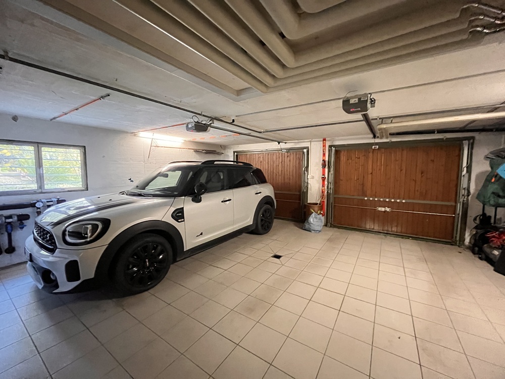 Garage mit Fahrzeug und zwei Holztoren