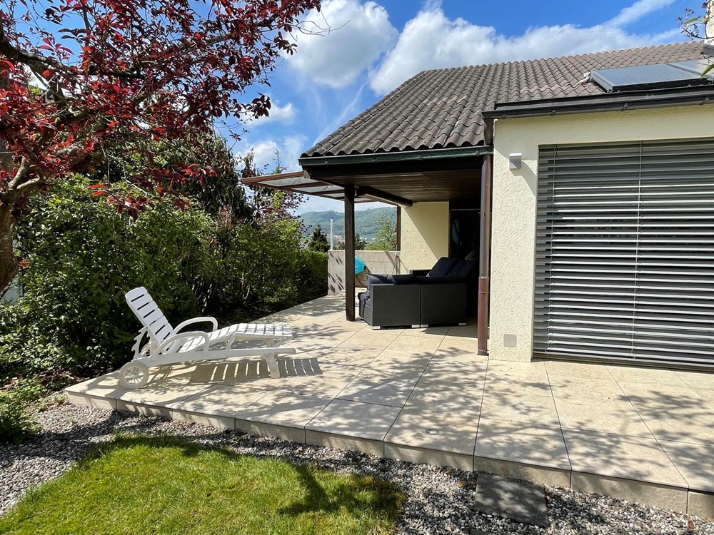 Terrasse mit Garten und Hausfassade