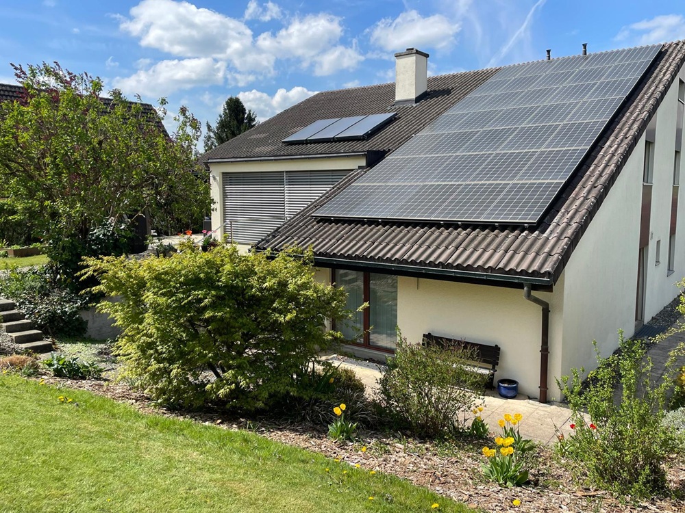 Einfamilienhaus mit Solardach und Garten