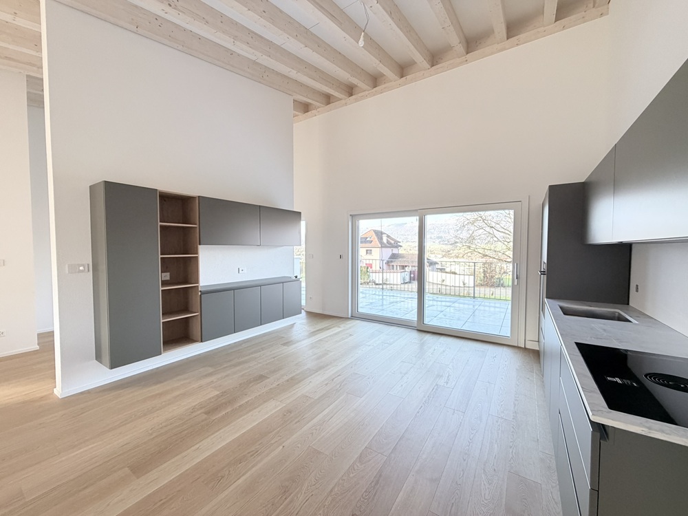 Offener Wohn-Essbereich mit Küche und Terrasse