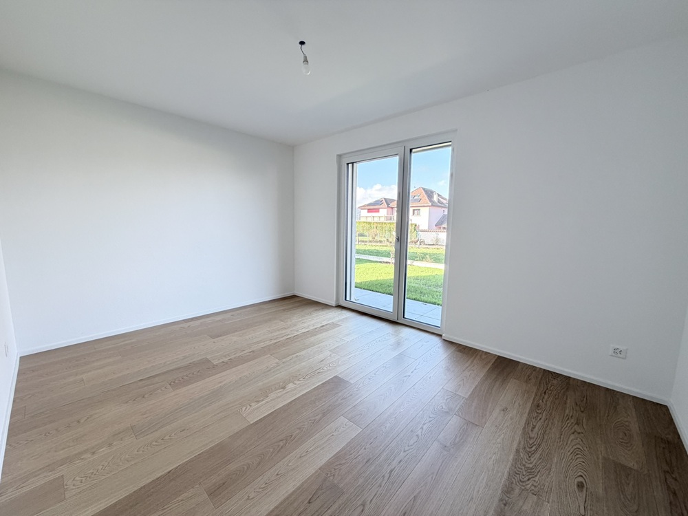 Leeres Zimmer mit Balkontür