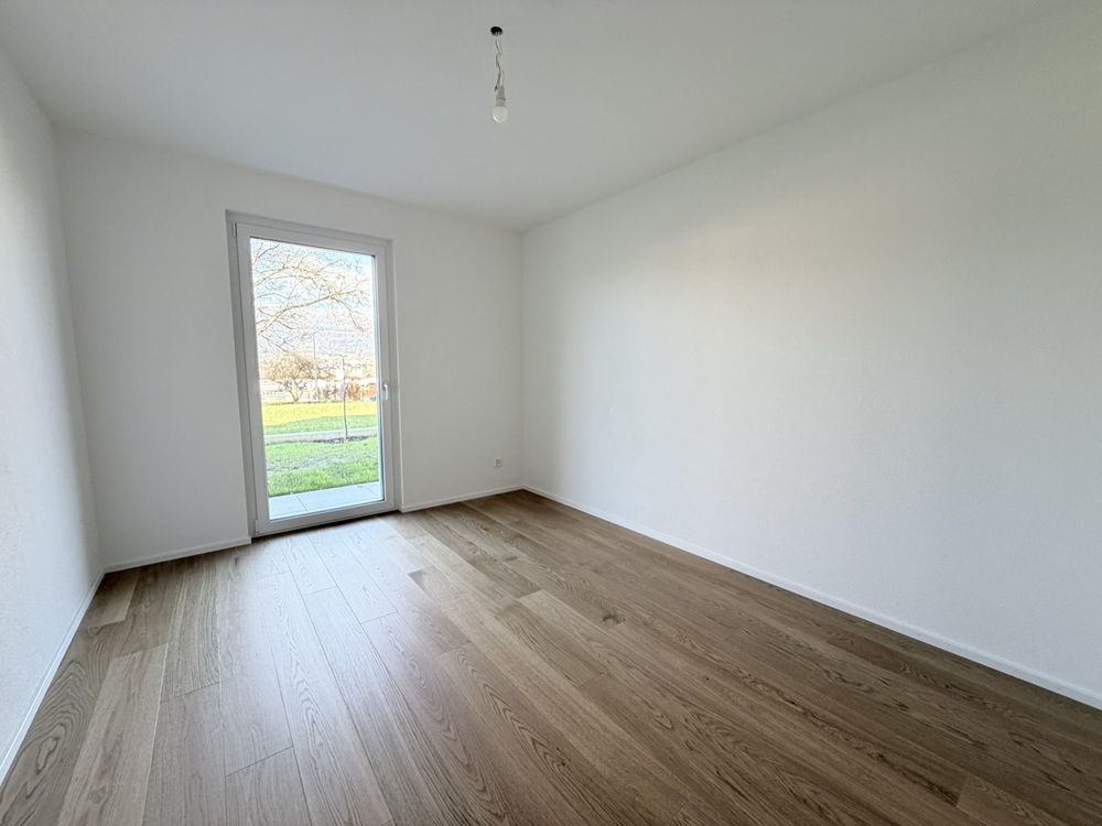 Leerer Raum mit Terrassentür