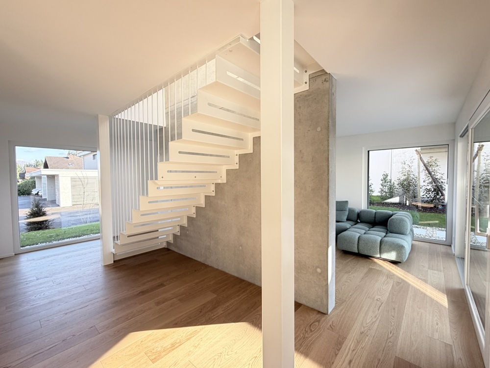 Modernes Wohnbereich mit Treppe und Gartenblick