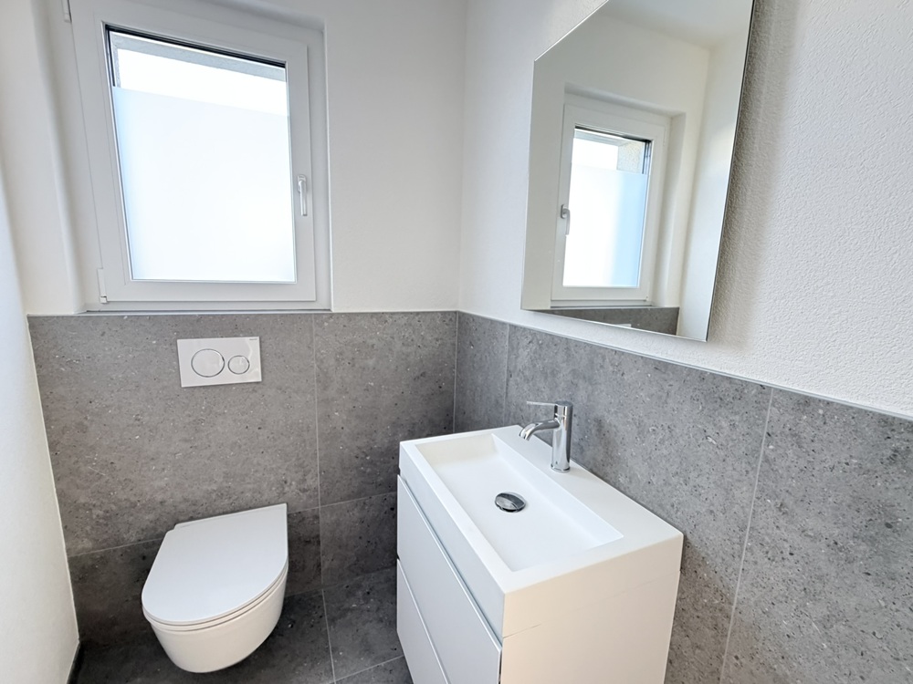 Modernes Gäste-WC mit Fenster