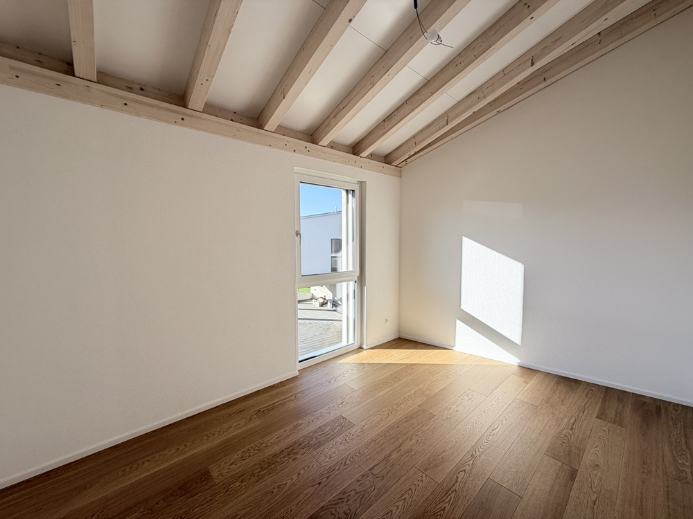 Heller leerer Raum mit Holzbalkendecke