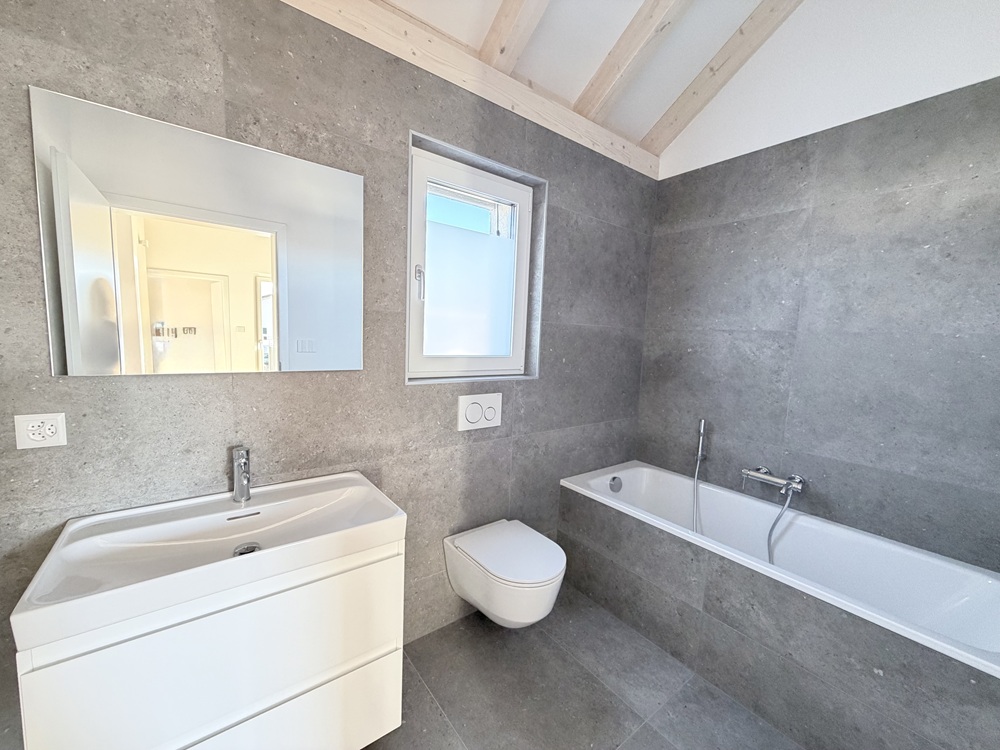Modernes Badezimmer mit Badewanne und Waschtisch
