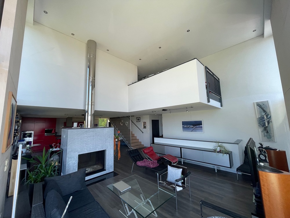 Modernes Wohnzimmer mit Galerie und Kamin