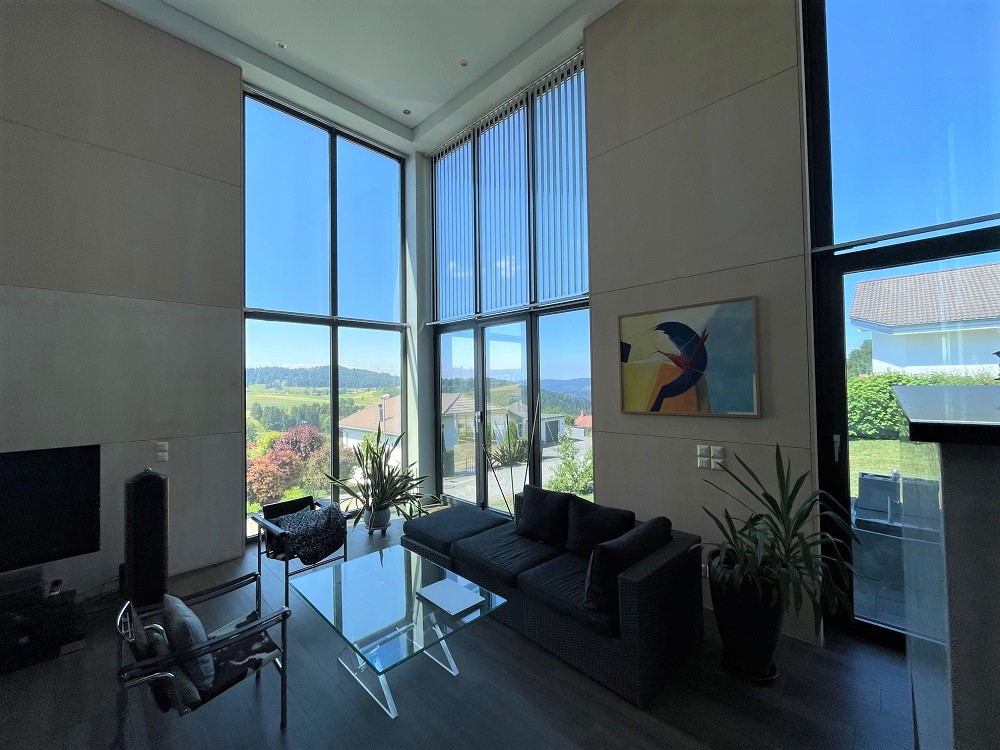 Wohnzimmer mit bodentiefen Panoramafenstern