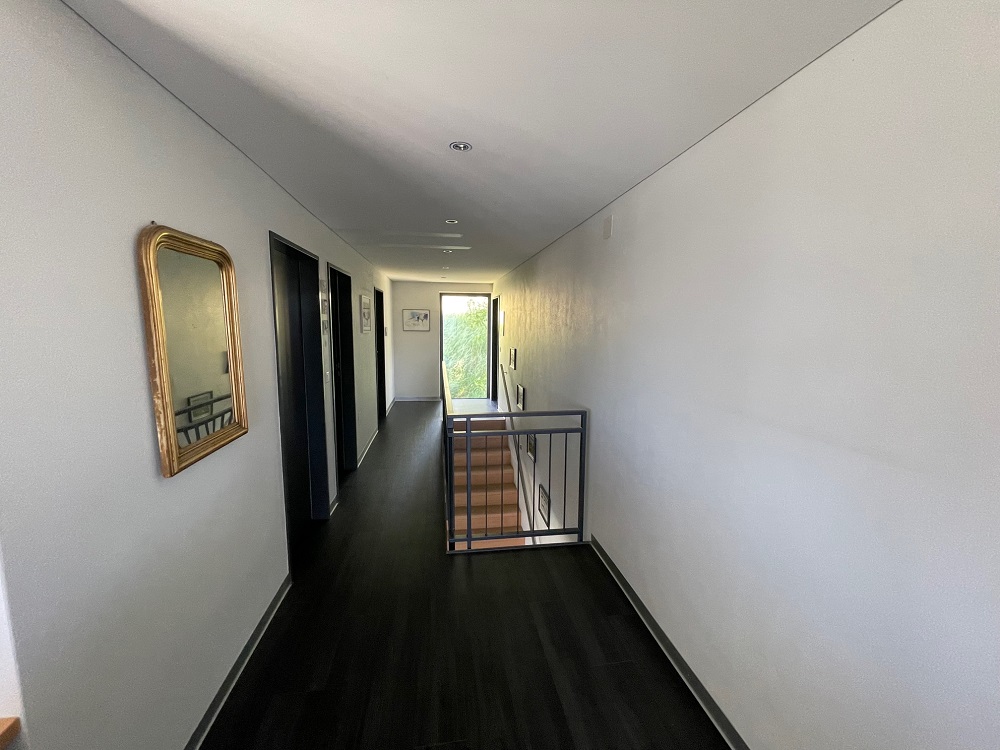Flur mit Treppe und Blick ins Freie