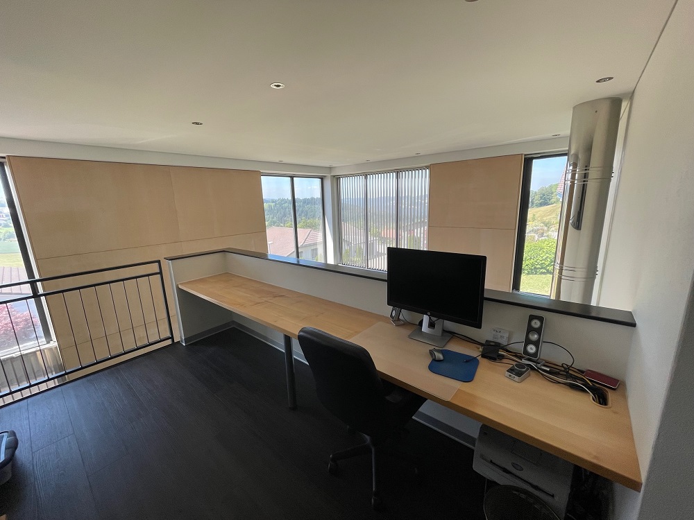 Galerie-Büro mit großem Arbeitsplatz