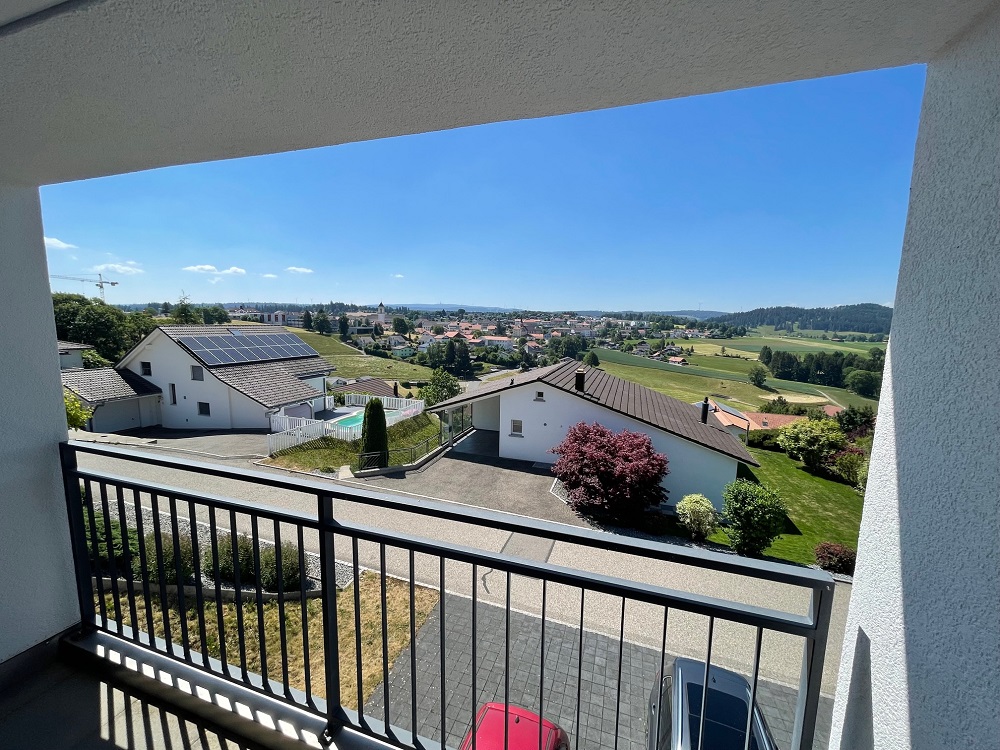 Balkonblick über Wohngebiet und Landschaft