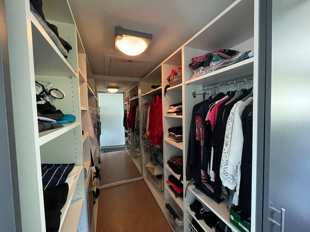 Begehbarer Kleiderschrank