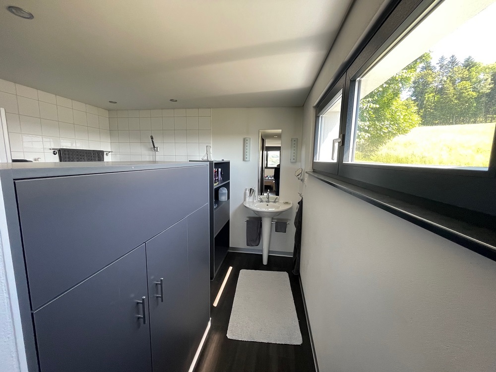 Modernes Badezimmer mit großem Fenster
