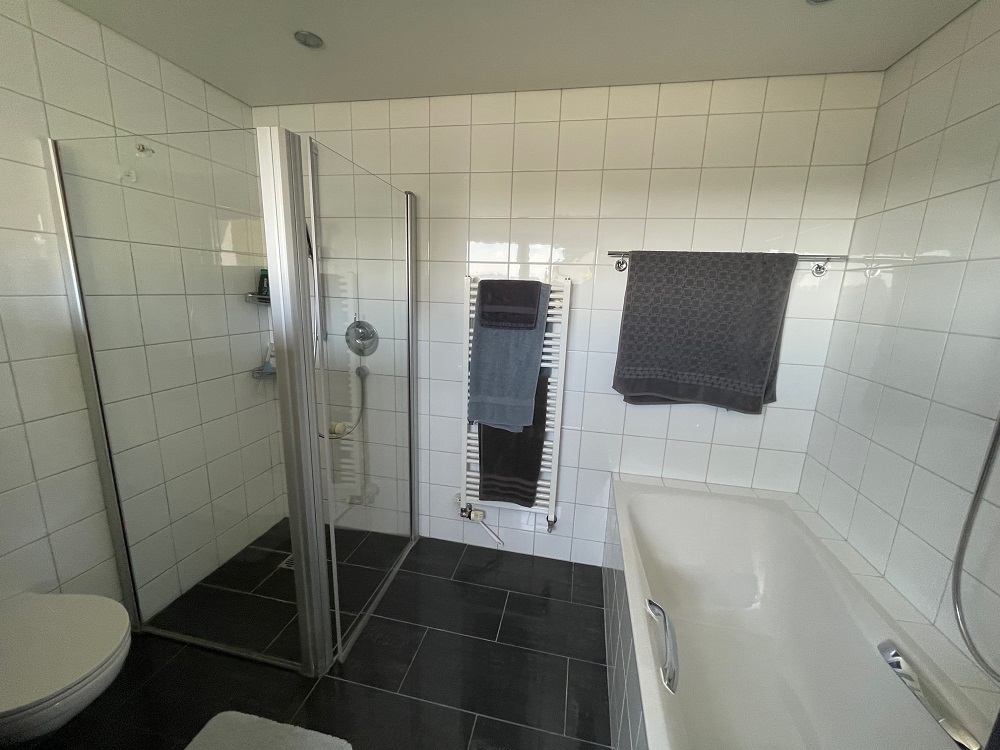 Modernes Badezimmer mit Dusche und Badewanne