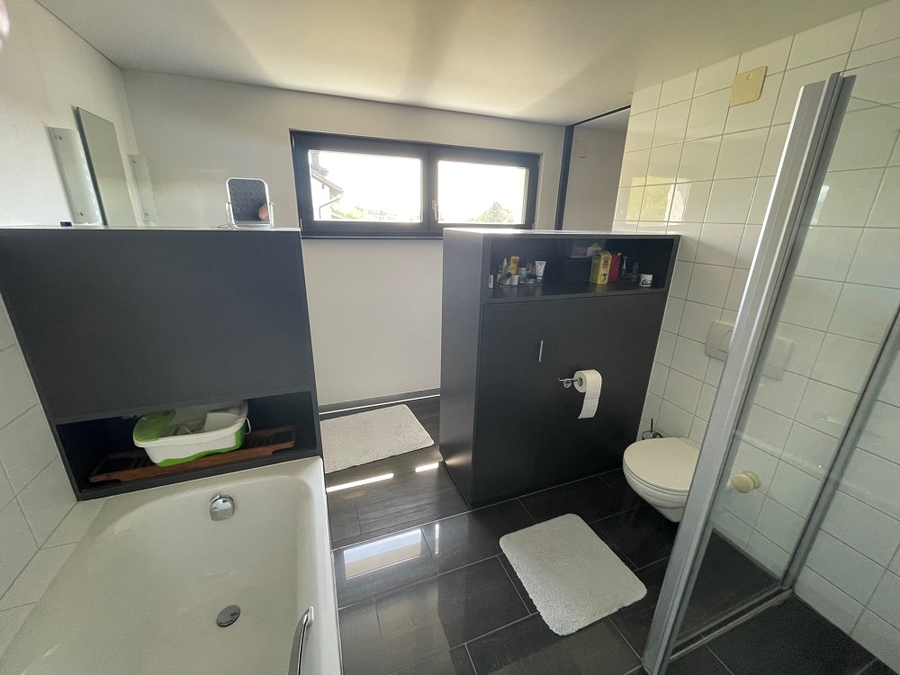 Modernes Badezimmer mit Badewanne, Dusche und WC