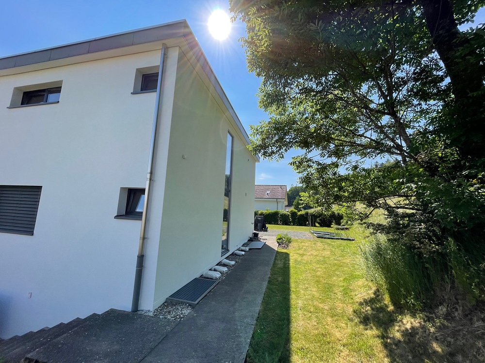 Moderne Hausrückseite mit Garten
