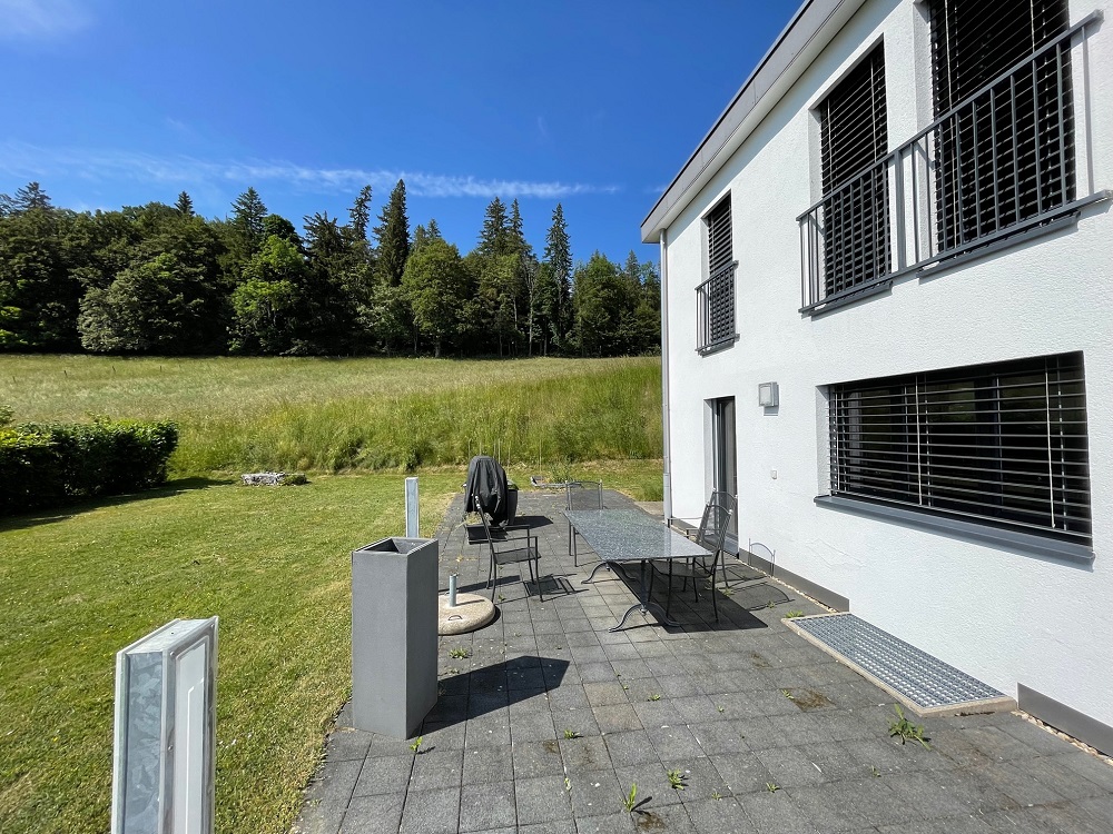 Terrasse mit Gartenblick an moderner Hausfassade