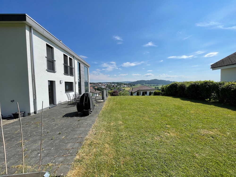 Garten und Haus mit Terrasse